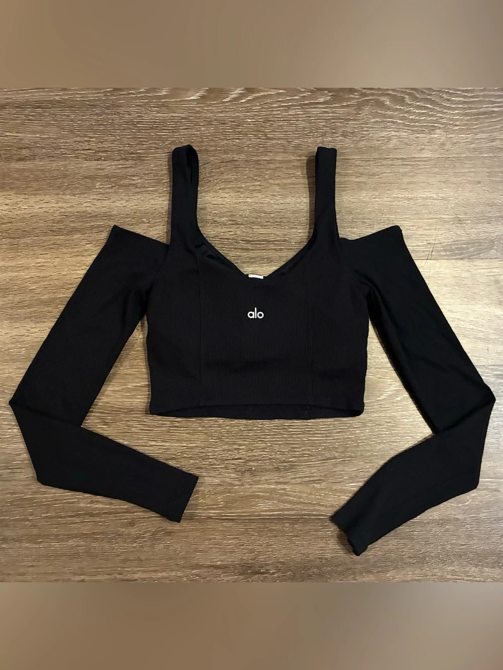 ALO Yoga Cold-Shoulder Cropped Ribbed Long Sleeve Top in Black Size Medium